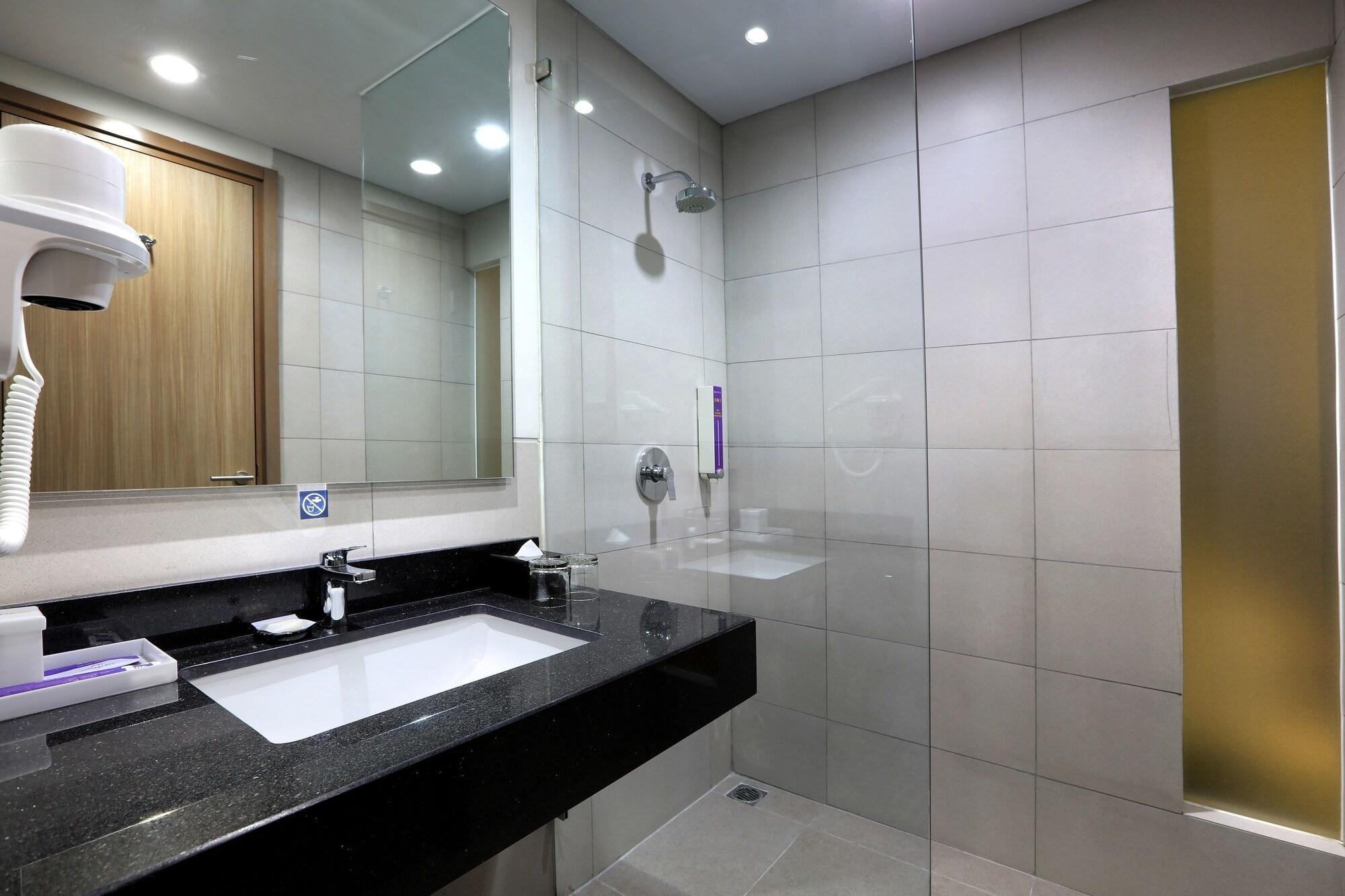 Quest Prime Cikarang By Aston Hotel Bekasi Ngoại thất bức ảnh