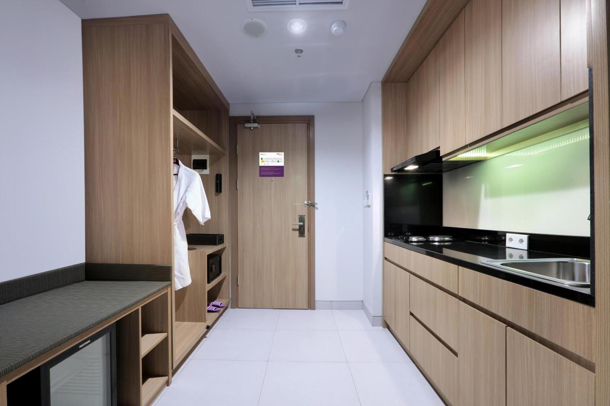 Quest Prime Cikarang By Aston Hotel Bekasi Ngoại thất bức ảnh