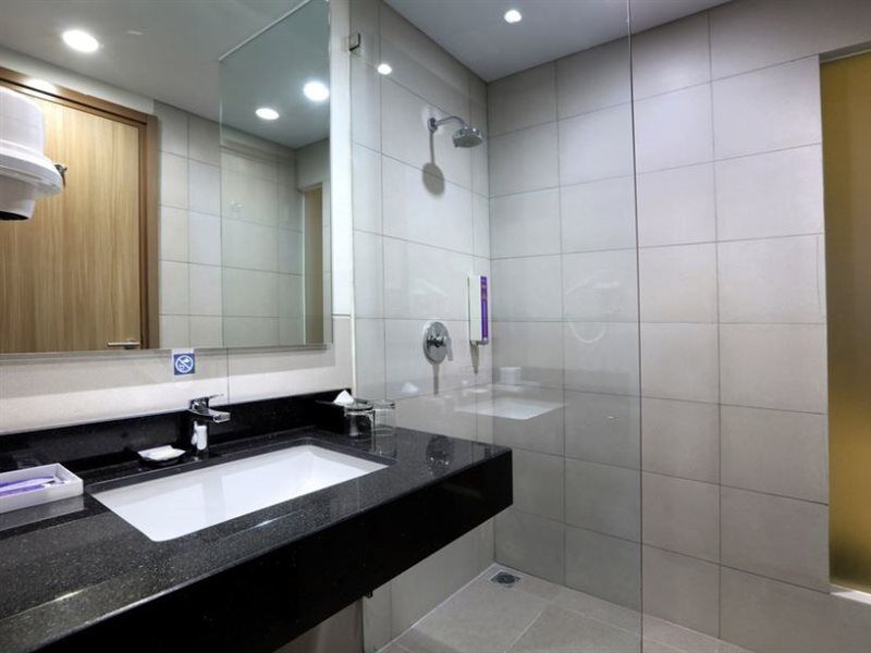 Quest Prime Cikarang By Aston Hotel Bekasi Ngoại thất bức ảnh